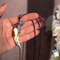 Кулон Клык огненного волка на шнурке